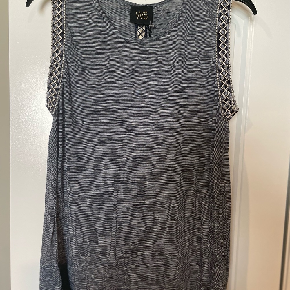 Navy blue and cream sleeveless top size Large NWT